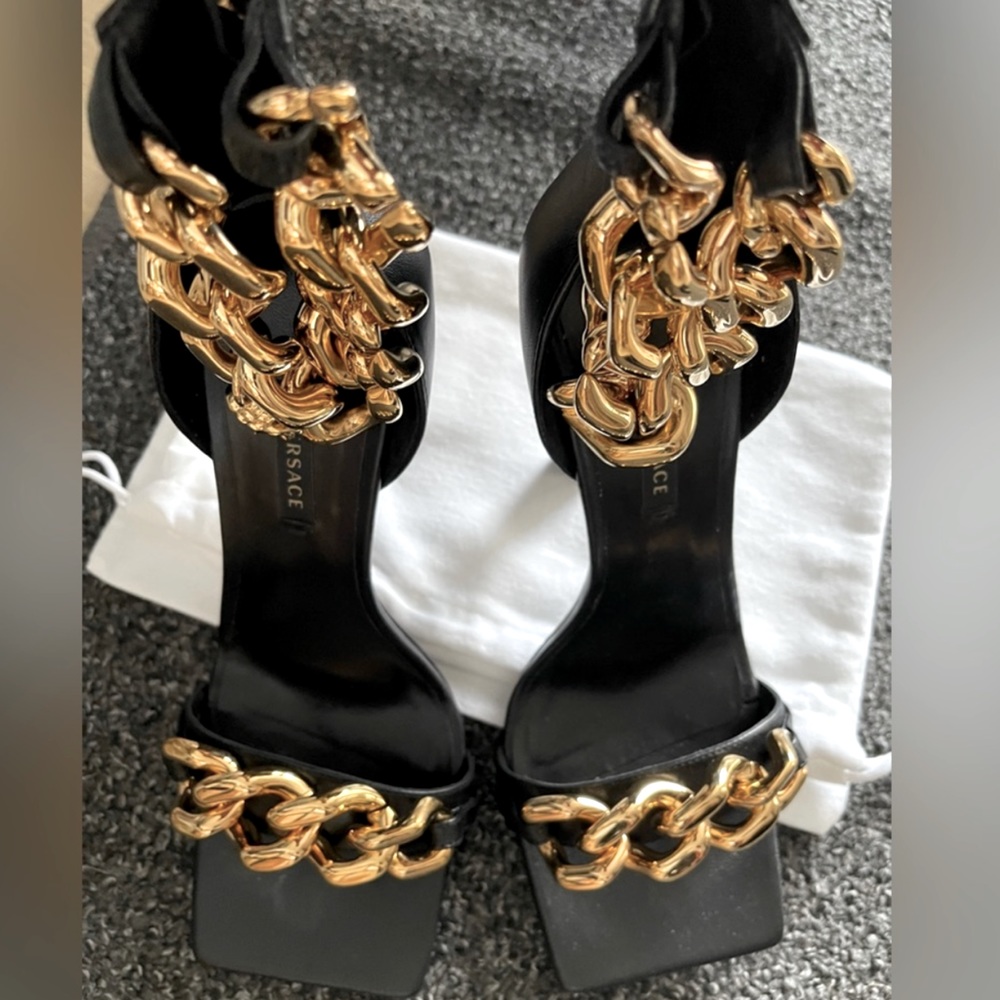 VERSACE Medusa Chain Blacl Leather Heels - 37.5 - News in Box -Perfect Condition